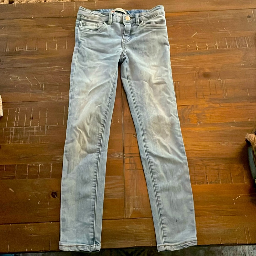 2 pairs of Levi’s 710 super skinny jeans